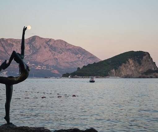 Шторм в Черногории унес в море статую