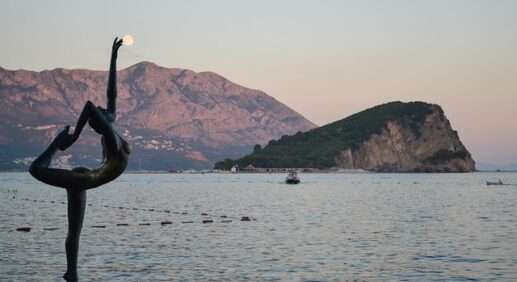 Шторм в Черногории унес в море статую