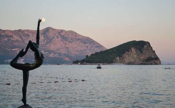 Шторм в Черногории унес в море статую