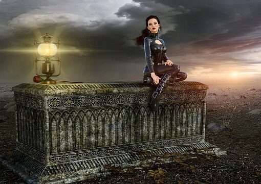 Женщина забралась в саркофаг