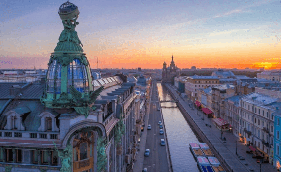 Летний туристический сезон в Санкт-Петербурге