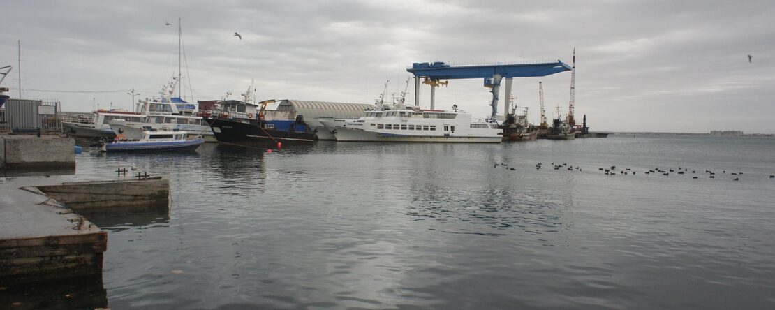 Выбросы мазута на пляжах в Анапе