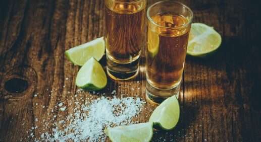 Туристка выпила 14 рюмок текилы