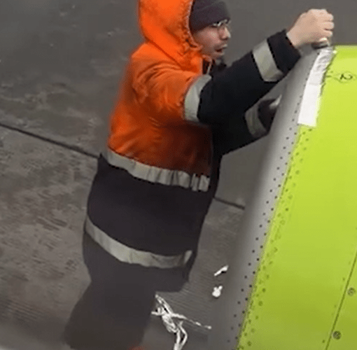 Ремонт самолета скотчем