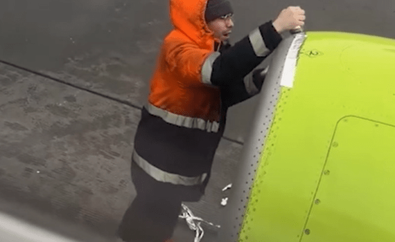 Ремонт самолета скотчем