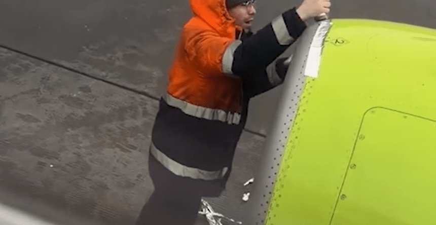 Ремонт самолета скотчем