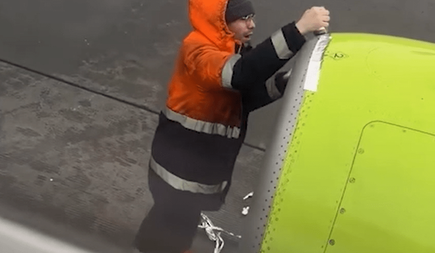 Ремонт самолета скотчем