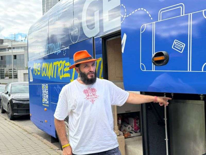 Путешественник на автодоме Герберт на фоне живописной природы Беларуси, развитие международного автотуризма и кемпингов 2026