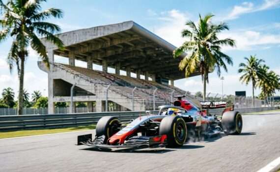 Болид Формулы-1 на трассе Sepang International Circuit в Малайзии, Гран-при Бахрейна октябрь 2026 для туристов из Беларуси
