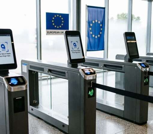 Зона пограничного контроля ЕС с электронными киосками EES для сканирования лица и отпечатков пальцев, сентябрь 2026