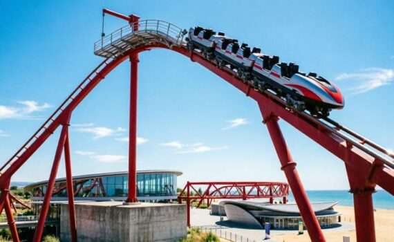 Американские горки Red Force в парке Ferrari Land, PortAventura, Испания, сентябрь 2026