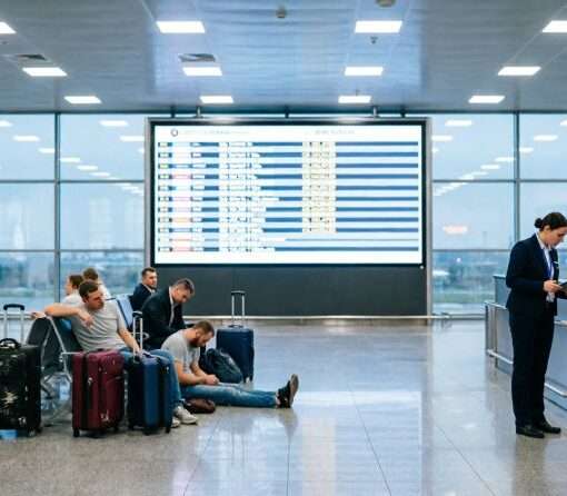 Табло вылетов российского аэропорта с множеством задержанных рейсов и надписью «Задержка», сентябрь 2026