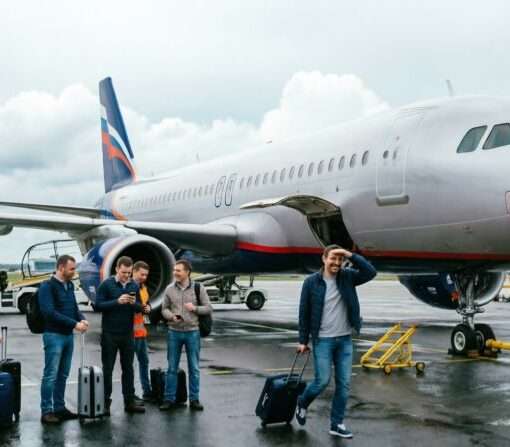 Самолет Airbus A320 Аэрофлота в аэропорту Минеральных Вод после вынужденной посадки, пассажиры ожидают резервный борт