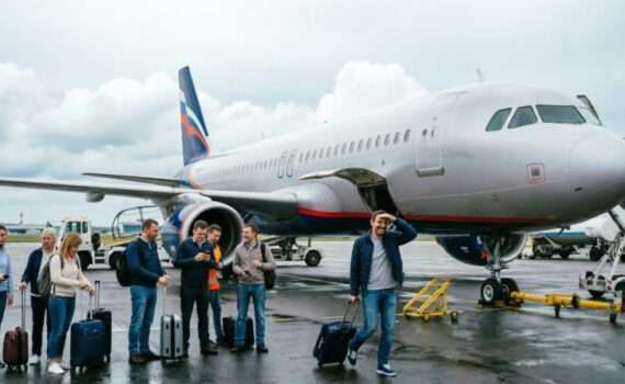 Самолет Airbus A320 Аэрофлота в аэропорту Минеральных Вод после вынужденной посадки, пассажиры ожидают резервный борт