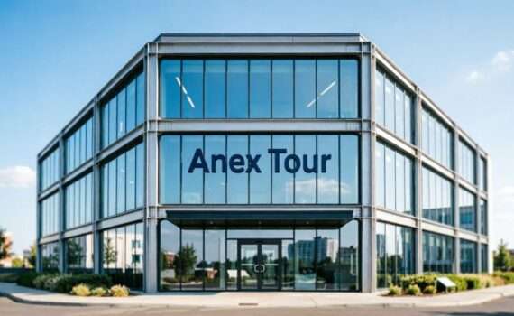 Офис туроператора ANEX Tour с логотипом компании, октябрь 2026 года