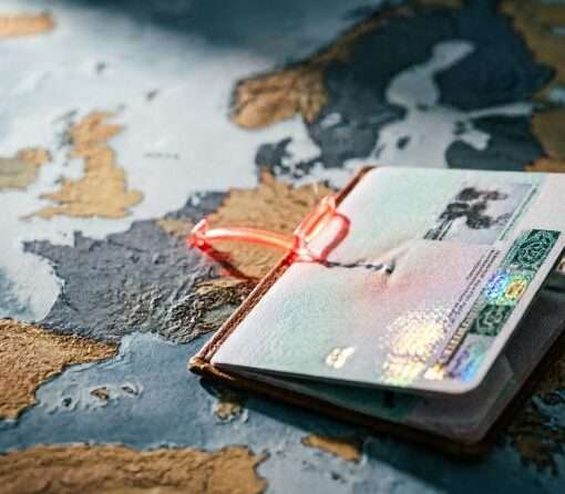 Концептуальное изображение шенгенской визы в паспорте на фоне карты Европы, где подсвечена только одна страна, символизируя ограничение территориального действия, 2026 год