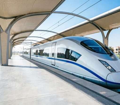 Современный скоростной поезд Etihad Rail на станции в Дубае с пассажирами на платформе, ОАЭ 2026 год