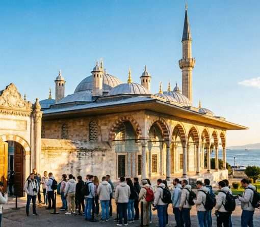 Дворец Топкапы в Стамбуле на фоне Босфора, туристы у входа в музей, октябрь 2026 года